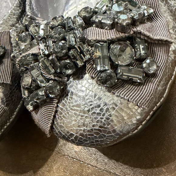 EUC Tory Burch Azalea crystal-bow scrunch ballet flats in pewter - Picture 3 of 9